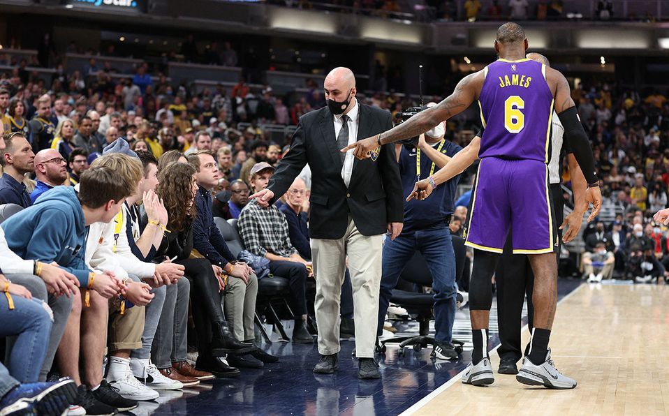 LeBron pide sacar a dos fanáticos durante juego
