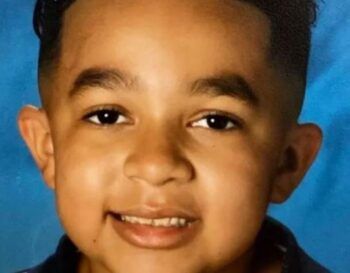 Niño sorpresivamente luego de regresar de la escuela