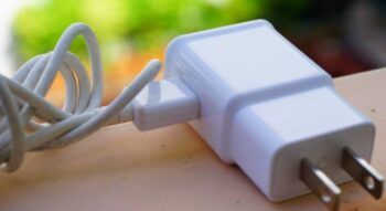 Revelan las marcas de cargadores de celular que son peligrosas
