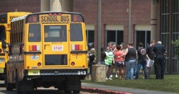 Tres muertos y 14 heridos tras el choque de un autobús escolar con un camión en Texas