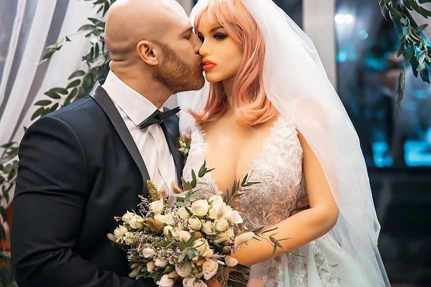 El hombre que se casó con una muñeca sexual ahora dice estar enamorado de un cenicero