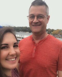 Mujer se casa con el padre de su novio y tiene un hijo con este