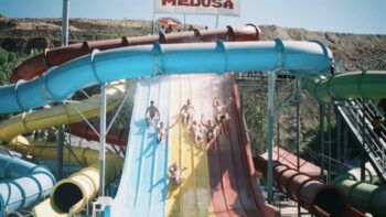 Un buey escapa de un matadero en Brasil para subirse a un tobogán de agua