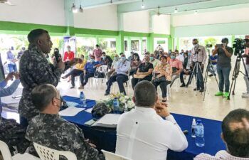 Policía Comunitaria continúa orientando actores de negocios de expendios de bebidas alcohólicas