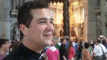 Párroco es condenado a 3 años de prisión por robar las donaciones de sus feligreses para hacer orgías gay con drogas