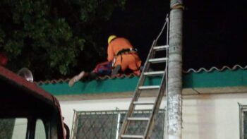 Hombre ebrio se queda dormido en el techo y vecino llaman a Bomberos para auxiliarlo
