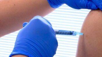 Hombre intenta vacunarse con un brazo de silicona en Italia