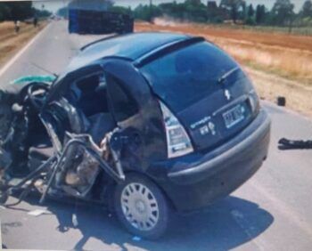 Atacó a puñaladas a su ex pareja y chocó contra un camión cuando huía