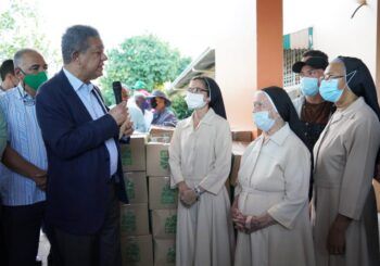 Leonel Fernández entrega de obsequios navideños a instituciones de grupos vulnerables