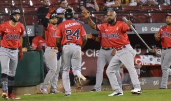 Leones vencen Gigantes y aún viven; jugarán mini-playoffs ante las Águilas