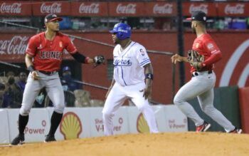 Leones se remenean en el inning 12 para ganarle al Licey