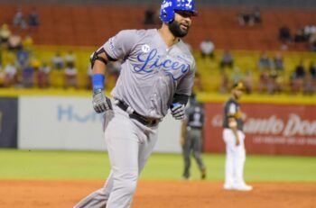 Licey domina a Águilas 4-2 en Santiago