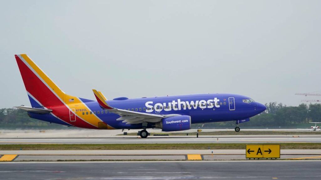 Hombre salta de un avión tras aterrizar en Phoenix