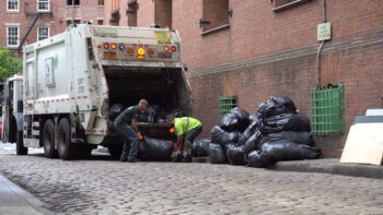 Recolectores de basura ganan hasta $300,000 anual en Nueva York