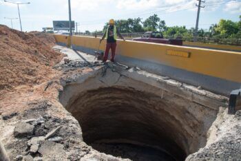 Autoridades avanzan en trabajos para corregir socavón en elevado de la autopista Duarte
