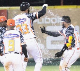 Los toros le complican las cosas a los Leones