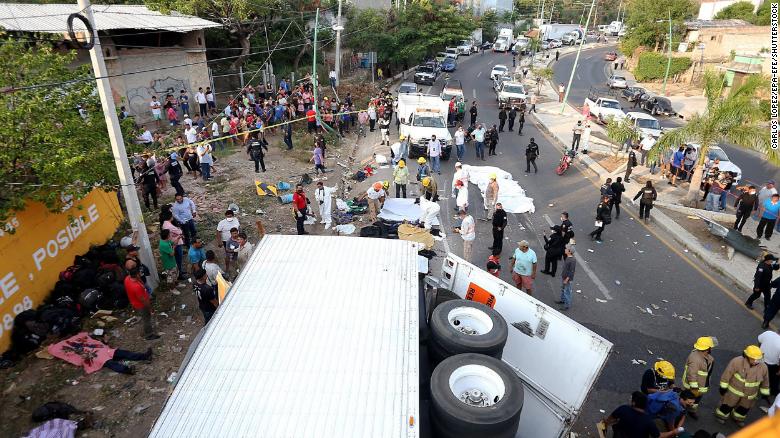Aumentan a 54 los muertos y más de 100 heridos  México México tras volcadura de camión