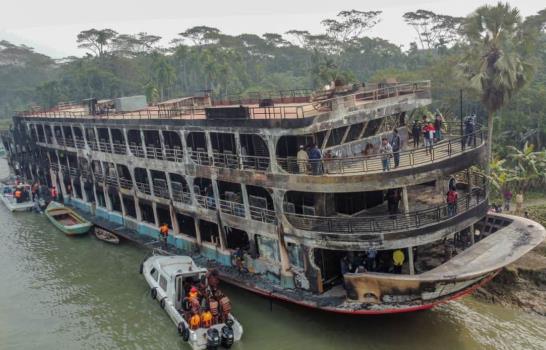 30 muertos y 100 heridos al incendiarse una barca en Bangladesh