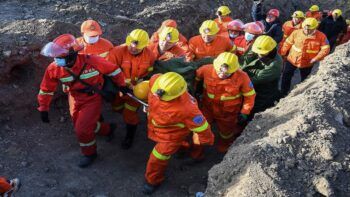 Dos trabajadores muertos y 20 rescatados tras inundación de mina ilegal en China