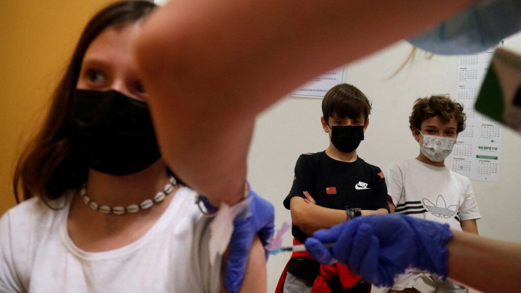 Italia impone las mascarillas en la calle y cierra las discotecas para intentar frenar la variante ómicron