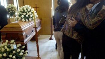 Muere de un infarto en pleno funeral de su esposa