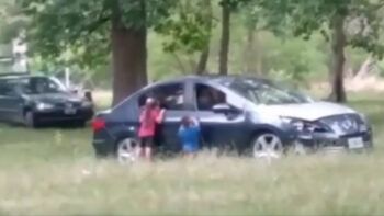 Pareja fue detenida luego de bajar a sus hijos del coche para ‘hacerles un hermanito’