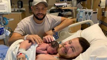 Hombre trans que dio a luz a un bebé está harto de que lo llamen “mamá”