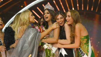 Salvadoreña hizo todo lo posible por aparecer en toma final de Miss Universo