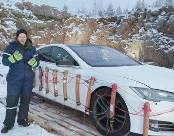 Youtuber destruye auto Tesla de casi 3 millones