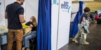 Imponen el teletrabajo y adelanta la tercera dosis por covid en Francia