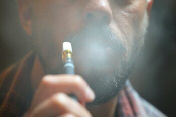 El vapeo duplica el riesgo de disfunción eréctil en los hombres de 20 años o más