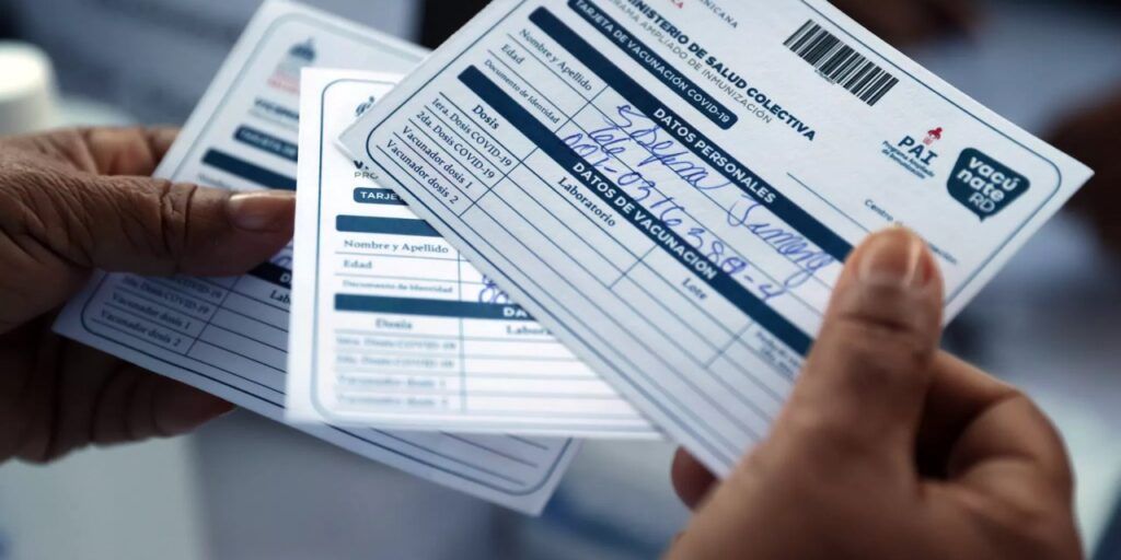 Joven vendía tarjetas de vacunación falsas a tres mil pesos