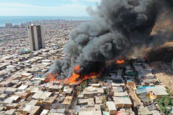 Al menos 100 viviendas quemadas y 400 damnificados durante incendio en Chile