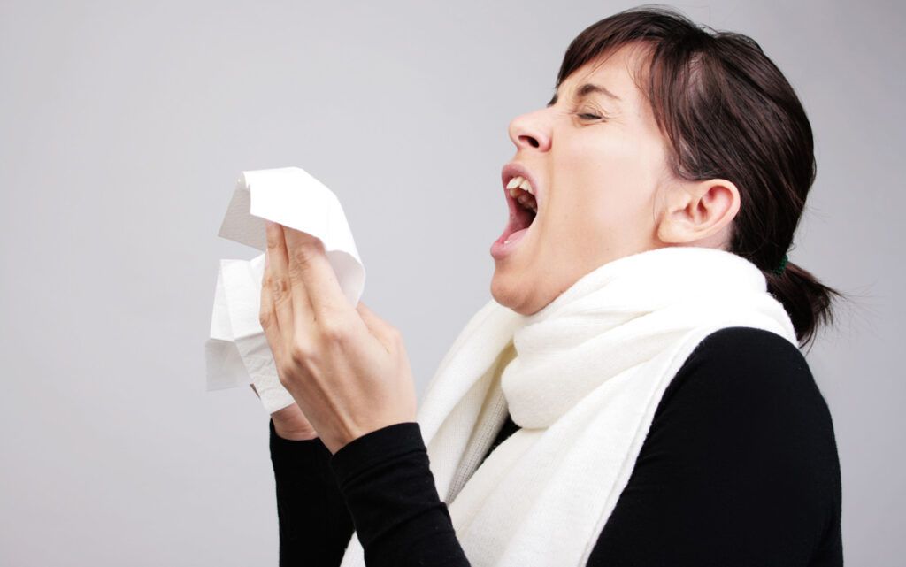El aguantar un estornudo te podría romper una costilla