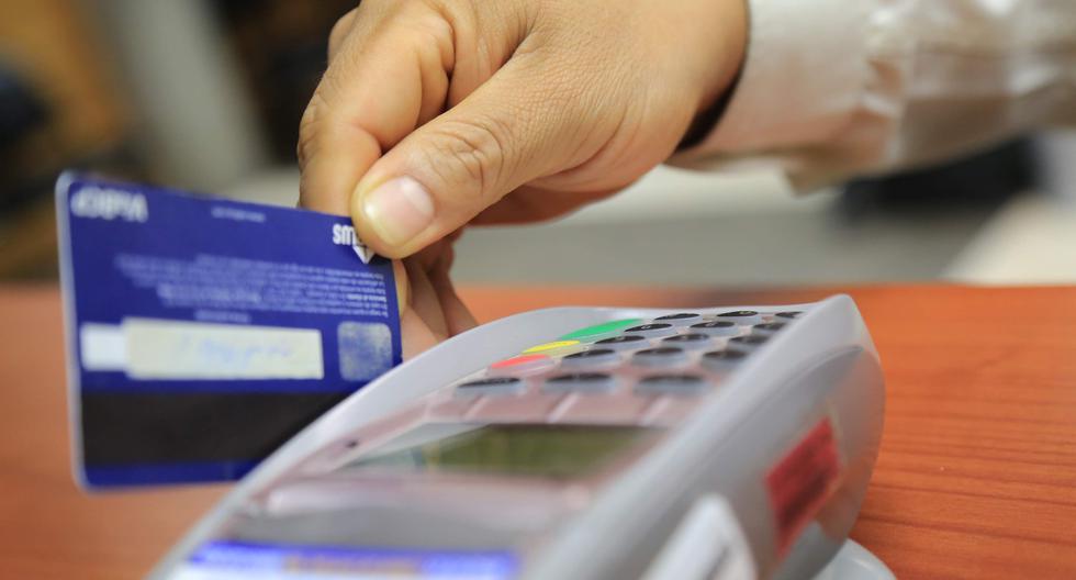 Pro Consumidor sancionará negocios cobren comisión a personas pagan con tarjetas de crédito