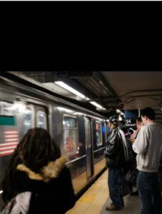 Mujer muere tras ser empujada a las vías del metro en Times Square
