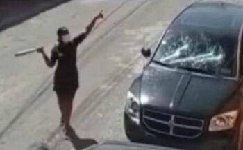 Arrestan mujer que rompió vehículo de su pareja