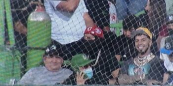 Anuel AA visita el Estadio Tetelo Vargas en compañía de Rochy RD