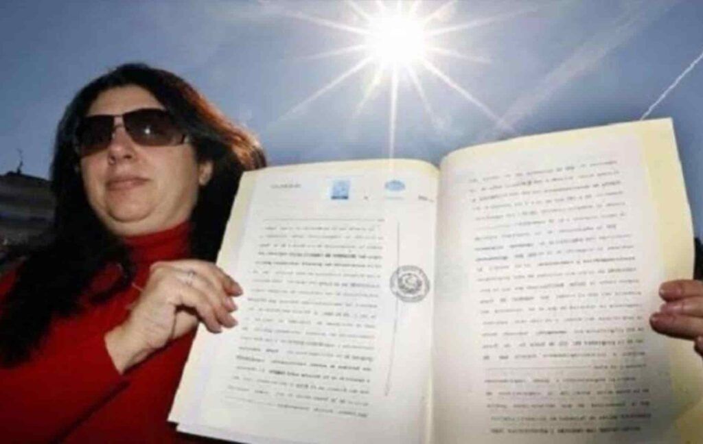 Mujer asegura ser dueña del sol; busca cobrar por su uso