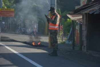 Incendian gomas en SFM previo a la llegada del presidente Abinader
