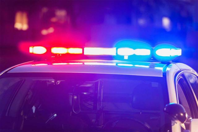Hombre en moto sin marbete, sin tablilla y sin licencia choca patrulla de la Policía