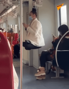 Una mujer rusa se balancea sujetada por su cabello en el metro de China