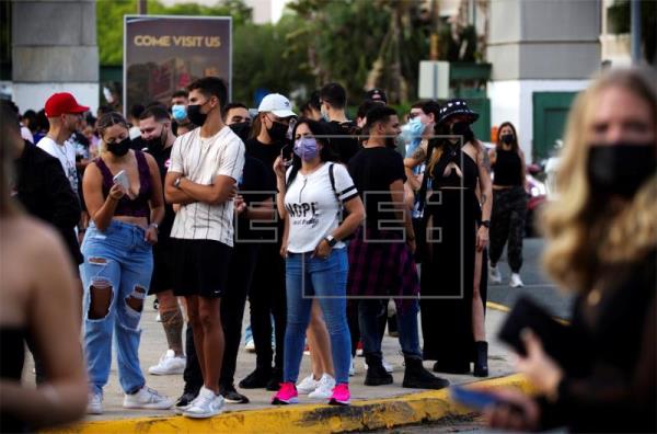 Imponen ley seca y cierre de comercios nocturnos por COVID-19 en PR