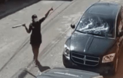 Garantía económica de RD$30,000 a mujer que destruyó a batazos vehículo de expareja