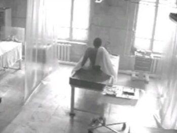 Un «muerto» vuelve a la vida y sale caminando de la morgue