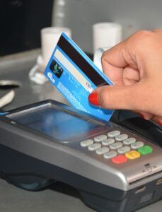 Pro Consumidor sanciona negocios por cobro comisión por uso de tarjeta de crédito