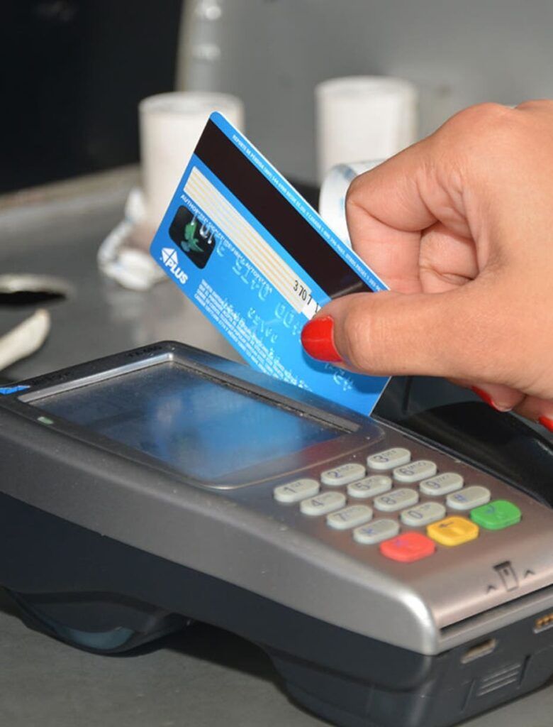 Pro Consumidor sanciona negocios por cobro comisión por uso de tarjeta de crédito