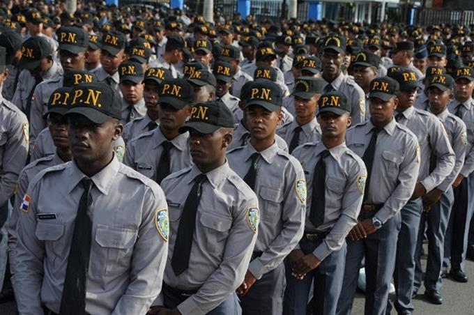 Gobierno anuncia otro aumento salarial a los policías en este año