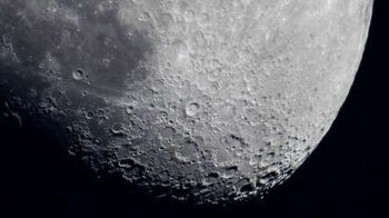 Mujer que casi muere al caer un meteorito sobre su almohada lo venderá a quien desee exhibirlo