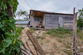 EDESUR electrifica remota comunidad de Gajo Largo, tras 20 años sin el servicio